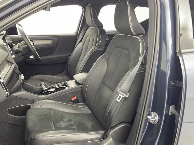 ボルボ ボルボ ＸＣ４０ B4 AWD Rデザイン 愛知県 2022(令4)年 1.1万km デニムブルーメタリック /禁煙車//4WD//純正ナビ//フルセグTV/FM/Bluetooth/USB/iPod//AppleCarPlay/AndroidAuto//ETC//360°ビューカメラ//シティセーフティ//アダプティブクルーズコントロール//ブラインドスポットインフォメーション//前後パーキングセンサー//アダプティブLEDヘッドライト//オートライト//アクティブハイビームアシスト//ルーフレール//パワーバックドア//R-Design専用ヌバック&ファインナッパレザーシート//前席パワーシート//前席・後席シートヒーター//R-Design専用アルミニウムインテリア&スポーツペダル//harmankardonプレミアムサウンド//アンビエントライト//ワイヤレス充電器//電子パーキングブレーキ//ブレーキホールド//純正19インチアルミホイール//タイヤ空気圧モニタリング//革巻きステアリング//ステアリングスイッチ//ステアリングヒーター//プッシュスタート//電動格納ミラー//アイドリングストップ//新車保証書・取扱説明書//スペアキー