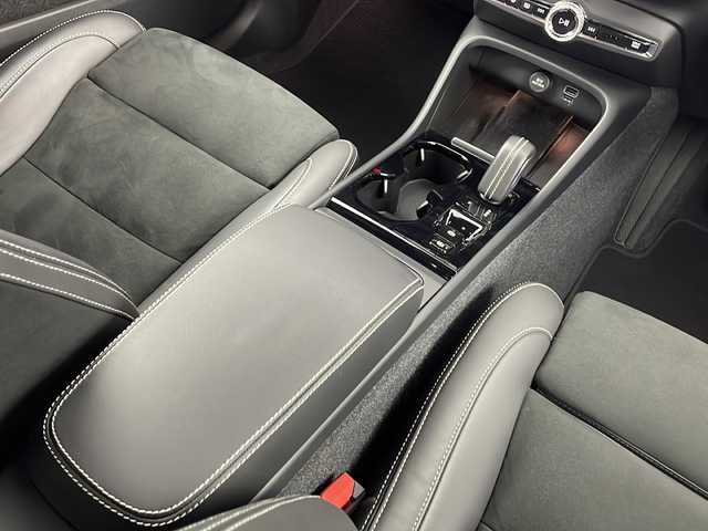 ボルボ ボルボ ＸＣ４０ B4 AWD Rデザイン 愛知県 2022(令4)年 1.1万km デニムブルーメタリック /禁煙車//4WD//純正ナビ//フルセグTV/FM/Bluetooth/USB/iPod//AppleCarPlay/AndroidAuto//ETC//360°ビューカメラ//シティセーフティ//アダプティブクルーズコントロール//ブラインドスポットインフォメーション//前後パーキングセンサー//アダプティブLEDヘッドライト//オートライト//アクティブハイビームアシスト//ルーフレール//パワーバックドア//R-Design専用ヌバック&ファインナッパレザーシート//前席パワーシート//前席・後席シートヒーター//R-Design専用アルミニウムインテリア&スポーツペダル//harmankardonプレミアムサウンド//アンビエントライト//ワイヤレス充電器//電子パーキングブレーキ//ブレーキホールド//純正19インチアルミホイール//タイヤ空気圧モニタリング//革巻きステアリング//ステアリングスイッチ//ステアリングヒーター//プッシュスタート//電動格納ミラー//アイドリングストップ//新車保証書・取扱説明書//スペアキー