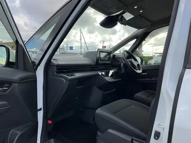 日産 セレナ ハイウェイスター V 鳥取県 2024(令6)年 1.2万km プリズムホワイト ４・W・D/社外ナビ/フルセグ/」BT/USB/アラウンドビューモニター/エマージェンシーブレーキ/レーダークルーズコントロール/両側パワースライド/電動パーキングブレーキ/LEDヘットライト/純正16インチアルミホイール/プッシュエンジンスタート/アイドリングストップ/フロアマット/ドアバイザー/保証書/取扱説明書/スペアキー