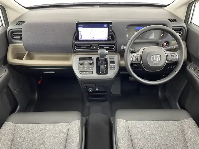 ホンダ フリード ハイブリット e:HEV AIR EX 大阪府 2025(令7)年 0.1千km プラチナホワイトパール ホンダセンシング/　・衝突軽減ブレーキ　CMBS/　・先行車発進お知らせ機能/　・アダプティブクルーズコントロール　ACC/　・車線維持支援システム　LKAS/　・トラフィックジャムアシスト/　・ブラインドスポットフォーメーション/　・誤発進抑制機能/　・後方お発進抑制機能/　・パーキングセンサーシステム/　・オートハイビーム/純正ナビ/　Bluetooth/ppleCarPlay/AndroidAuto/フルセグTV/バックカメラ/LEDオートライト/オートマチックハイビーム/コンビシート/ハーフレザーシート/シートヒーター/リアクーラー/ロールサンシェード/両側パワースライドドア/純正15インチアルミホイール/スマートキー