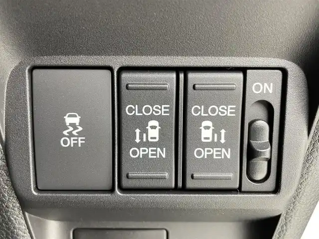 ホンダ フリード ハイブリット e:HEV AIR EX 大阪府 2025(令7)年 0.1千km プラチナホワイトパール ホンダセンシング/　・衝突軽減ブレーキ　CMBS/　・先行車発進お知らせ機能/　・アダプティブクルーズコントロール　ACC/　・車線維持支援システム　LKAS/　・トラフィックジャムアシスト/　・ブラインドスポットフォーメーション/　・誤発進抑制機能/　・後方お発進抑制機能/　・パーキングセンサーシステム/　・オートハイビーム/純正ナビ/　Bluetooth/ppleCarPlay/AndroidAuto/フルセグTV/バックカメラ/LEDオートライト/オートマチックハイビーム/コンビシート/ハーフレザーシート/シートヒーター/リアクーラー/ロールサンシェード/両側パワースライドドア/純正15インチアルミホイール/スマートキー