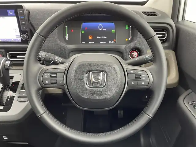 ホンダ フリード ハイブリット e:HEV AIR EX 大阪府 2025(令7)年 0.1千km プラチナホワイトパール ホンダセンシング/　・衝突軽減ブレーキ　CMBS/　・先行車発進お知らせ機能/　・アダプティブクルーズコントロール　ACC/　・車線維持支援システム　LKAS/　・トラフィックジャムアシスト/　・ブラインドスポットフォーメーション/　・誤発進抑制機能/　・後方お発進抑制機能/　・パーキングセンサーシステム/　・オートハイビーム/純正ナビ/　Bluetooth/ppleCarPlay/AndroidAuto/フルセグTV/バックカメラ/LEDオートライト/オートマチックハイビーム/コンビシート/ハーフレザーシート/シートヒーター/リアクーラー/ロールサンシェード/両側パワースライドドア/純正15インチアルミホイール/スマートキー