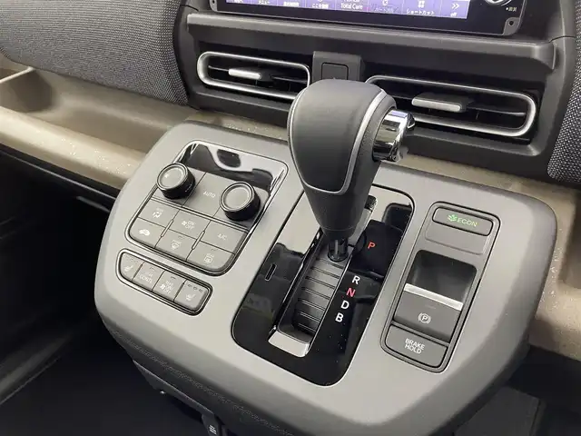 ホンダ フリード ハイブリット e:HEV AIR EX 大阪府 2025(令7)年 0.1千km プラチナホワイトパール ホンダセンシング/　・衝突軽減ブレーキ　CMBS/　・先行車発進お知らせ機能/　・アダプティブクルーズコントロール　ACC/　・車線維持支援システム　LKAS/　・トラフィックジャムアシスト/　・ブラインドスポットフォーメーション/　・誤発進抑制機能/　・後方お発進抑制機能/　・パーキングセンサーシステム/　・オートハイビーム/純正ナビ/　Bluetooth/ppleCarPlay/AndroidAuto/フルセグTV/バックカメラ/LEDオートライト/オートマチックハイビーム/コンビシート/ハーフレザーシート/シートヒーター/リアクーラー/ロールサンシェード/両側パワースライドドア/純正15インチアルミホイール/スマートキー