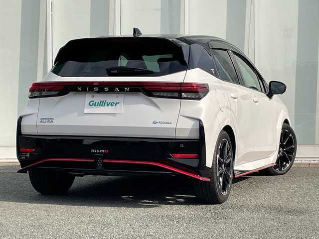 日産 オーラ 福岡県 2023(令5)年 1.5万km ピュアホワイトパール / スーパーブラック 2トーン 純正メーカーナビ/（フルセグTV/BT/USB/HDMI/AM/FM）/全方位カメラ/バックカメラ/nismoフルエアロ/プロパイロット/デジタルインナーミラー/レーダークルーズコントロール/ブラインドスポットモニター/置くだけ充電/電動パーキングブレーキ/オートホールド/純正17インチアルミホイール/ETC2.0/前後ドライブレコーダー/アイドリングストップ/スマートキー/スペアキー/純正フロアマット/ハーフレザーシート/車線逸脱警報/オートマチックハイビーム/LEDヘッドライト/ステアリングスイッチ/フォグランプ/ドアバイザー