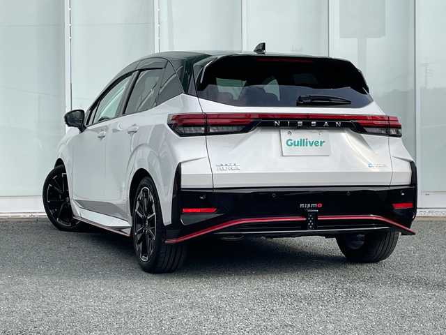 日産 オーラ 福岡県 2023(令5)年 1.5万km ピュアホワイトパール / スーパーブラック 2トーン 純正メーカーナビ/（フルセグTV/BT/USB/HDMI/AM/FM）/全方位カメラ/バックカメラ/nismoフルエアロ/プロパイロット/デジタルインナーミラー/レーダークルーズコントロール/ブラインドスポットモニター/置くだけ充電/電動パーキングブレーキ/オートホールド/純正17インチアルミホイール/ETC2.0/前後ドライブレコーダー/アイドリングストップ/スマートキー/スペアキー/純正フロアマット/ハーフレザーシート/車線逸脱警報/オートマチックハイビーム/LEDヘッドライト/ステアリングスイッチ/フォグランプ/ドアバイザー