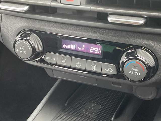 日産 オーラ 福岡県 2023(令5)年 1.5万km ピュアホワイトパール / スーパーブラック 2トーン 純正メーカーナビ/（フルセグTV/BT/USB/HDMI/AM/FM）/全方位カメラ/バックカメラ/nismoフルエアロ/プロパイロット/デジタルインナーミラー/レーダークルーズコントロール/ブラインドスポットモニター/置くだけ充電/電動パーキングブレーキ/オートホールド/純正17インチアルミホイール/ETC2.0/前後ドライブレコーダー/アイドリングストップ/スマートキー/スペアキー/純正フロアマット/ハーフレザーシート/車線逸脱警報/オートマチックハイビーム/LEDヘッドライト/ステアリングスイッチ/フォグランプ/ドアバイザー