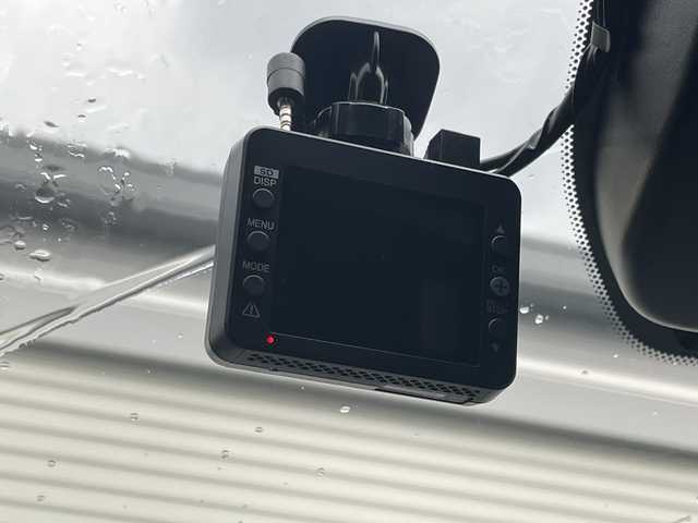 日産 オーラ 福岡県 2023(令5)年 1.5万km ピュアホワイトパール / スーパーブラック 2トーン 純正メーカーナビ/（フルセグTV/BT/USB/HDMI/AM/FM）/全方位カメラ/バックカメラ/nismoフルエアロ/プロパイロット/デジタルインナーミラー/レーダークルーズコントロール/ブラインドスポットモニター/置くだけ充電/電動パーキングブレーキ/オートホールド/純正17インチアルミホイール/ETC2.0/前後ドライブレコーダー/アイドリングストップ/スマートキー/スペアキー/純正フロアマット/ハーフレザーシート/車線逸脱警報/オートマチックハイビーム/LEDヘッドライト/ステアリングスイッチ/フォグランプ/ドアバイザー