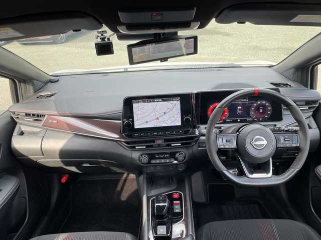 日産 オーラ 福岡県 2023(令5)年 1.5万km ピュアホワイトパール / スーパーブラック 2トーン 純正メーカーナビ/（フルセグTV/BT/USB/HDMI/AM/FM）/全方位カメラ/バックカメラ/nismoフルエアロ/プロパイロット/デジタルインナーミラー/レーダークルーズコントロール/ブラインドスポットモニター/置くだけ充電/電動パーキングブレーキ/オートホールド/純正17インチアルミホイール/ETC2.0/前後ドライブレコーダー/アイドリングストップ/スマートキー/スペアキー/純正フロアマット/ハーフレザーシート/車線逸脱警報/オートマチックハイビーム/LEDヘッドライト/ステアリングスイッチ/フォグランプ/ドアバイザー