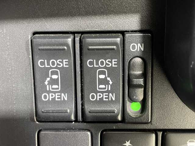 トヨタ タンク カスタムG－T 神奈川県 2020(令2)年 4.1万km ブラックマイカメタリック 純正7インチSDナビ(NSZT-W68T)/スマートアシストII/ドライブレコーダー/ブラインドスポットモニター/衝突被害軽減システム/バックカメラ/クルーズコントロール/両側パワースライドドア/横滑り防止装置/ETC/アイドリングストップ/LEDヘッドライト/フォグランプ/オートライト/ウィンカーミラー/電動格納ミラー/純正15インチAW/シートリフター/プッシュスタート/スマートキー/フロアマット