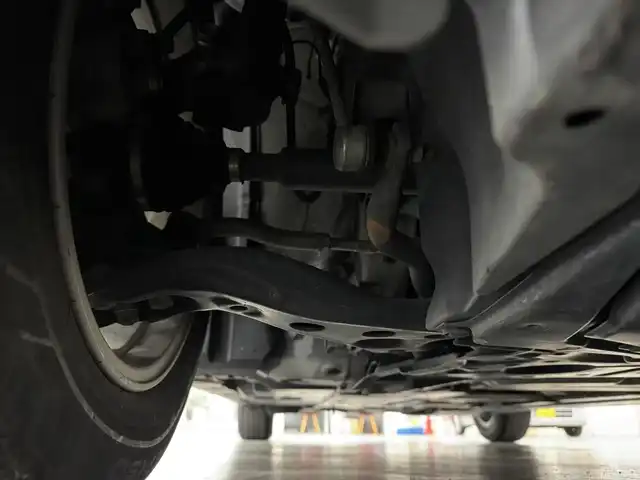 トヨタ プリウス A 三重県 2016(平28)年 10.3万km ホワイトパールクリスタルシャイン ハイブリッド/FF/インパネCVT/純正 9インチナビ DSZT-YC4T/（AM/FM/CD/DVD/SD/SDREC/Bluetooth/TV）/バックガイドモニター/ドライブレコーダー 前方/ビルトイン ETC/Toyota Safety Sense/・プリクラッシュセーフティ/・レーンディパーチャーアラート（ハンドル支援あり）/・レーダークルコン/・オートハイビーム/・インテリジェントクリアランスソナー［巻き込み警報機能付］/・シンプルインテリジェントパーキングアシスト/・【OP】ITS Connect/など/装備/・内装色『クールグレー』/・カラーヘッドアップディスプレイ/・オートライト/・LED ヘッドランプ＆フロントフォグランプ/・【OP】ナビレディセット（バックカメラ、ステアリングスイッチ）/・オートエアコン/・純正15inAW（加飾ホイールカバー付）/・プッシュスタート/・スマートキーx2/・ウインカー付電動格納ドアミラー/・保/など