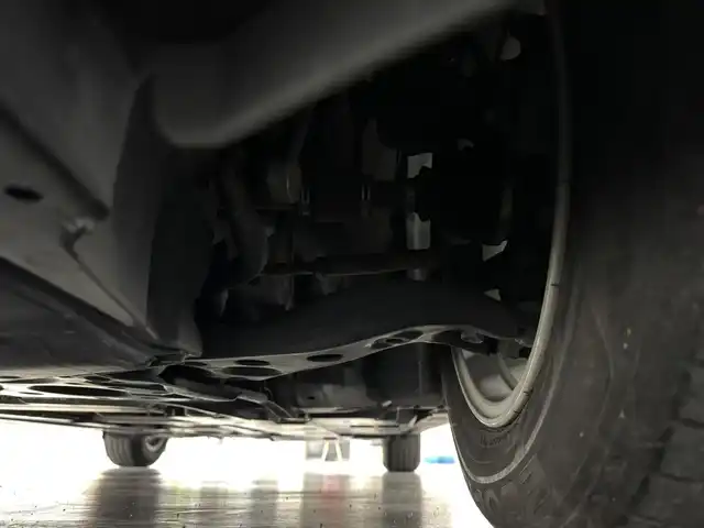 トヨタ プリウス A 三重県 2016(平28)年 10.3万km ホワイトパールクリスタルシャイン ハイブリッド/FF/インパネCVT/純正 9インチナビ DSZT-YC4T/（AM/FM/CD/DVD/SD/SDREC/Bluetooth/TV）/バックガイドモニター/ドライブレコーダー 前方/ビルトイン ETC/Toyota Safety Sense/・プリクラッシュセーフティ/・レーンディパーチャーアラート（ハンドル支援あり）/・レーダークルコン/・オートハイビーム/・インテリジェントクリアランスソナー［巻き込み警報機能付］/・シンプルインテリジェントパーキングアシスト/・【OP】ITS Connect/など/装備/・内装色『クールグレー』/・カラーヘッドアップディスプレイ/・オートライト/・LED ヘッドランプ＆フロントフォグランプ/・【OP】ナビレディセット（バックカメラ、ステアリングスイッチ）/・オートエアコン/・純正15inAW（加飾ホイールカバー付）/・プッシュスタート/・スマートキーx2/・ウインカー付電動格納ドアミラー/・保/など