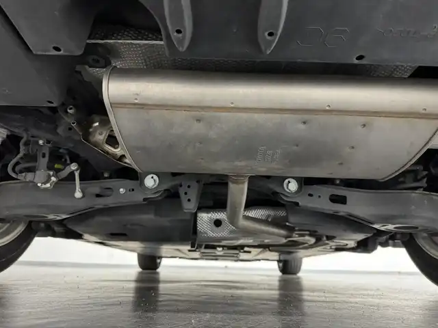 トヨタ プリウス A 三重県 2016(平28)年 10.3万km ホワイトパールクリスタルシャイン ハイブリッド/FF/インパネCVT/純正 9インチナビ DSZT-YC4T/（AM/FM/CD/DVD/SD/SDREC/Bluetooth/TV）/バックガイドモニター/ドライブレコーダー 前方/ビルトイン ETC/Toyota Safety Sense/・プリクラッシュセーフティ/・レーンディパーチャーアラート（ハンドル支援あり）/・レーダークルコン/・オートハイビーム/・インテリジェントクリアランスソナー［巻き込み警報機能付］/・シンプルインテリジェントパーキングアシスト/・【OP】ITS Connect/など/装備/・内装色『クールグレー』/・カラーヘッドアップディスプレイ/・オートライト/・LED ヘッドランプ＆フロントフォグランプ/・【OP】ナビレディセット（バックカメラ、ステアリングスイッチ）/・オートエアコン/・純正15inAW（加飾ホイールカバー付）/・プッシュスタート/・スマートキーx2/・ウインカー付電動格納ドアミラー/・保/など