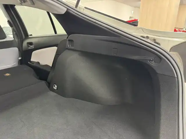 トヨタ プリウス A 三重県 2016(平28)年 10.3万km ホワイトパールクリスタルシャイン ハイブリッド/FF/インパネCVT/純正 9インチナビ DSZT-YC4T/（AM/FM/CD/DVD/SD/SDREC/Bluetooth/TV）/バックガイドモニター/ドライブレコーダー 前方/ビルトイン ETC/Toyota Safety Sense/・プリクラッシュセーフティ/・レーンディパーチャーアラート（ハンドル支援あり）/・レーダークルコン/・オートハイビーム/・インテリジェントクリアランスソナー［巻き込み警報機能付］/・シンプルインテリジェントパーキングアシスト/・【OP】ITS Connect/など/装備/・内装色『クールグレー』/・カラーヘッドアップディスプレイ/・オートライト/・LED ヘッドランプ＆フロントフォグランプ/・【OP】ナビレディセット（バックカメラ、ステアリングスイッチ）/・オートエアコン/・純正15inAW（加飾ホイールカバー付）/・プッシュスタート/・スマートキーx2/・ウインカー付電動格納ドアミラー/・保/など