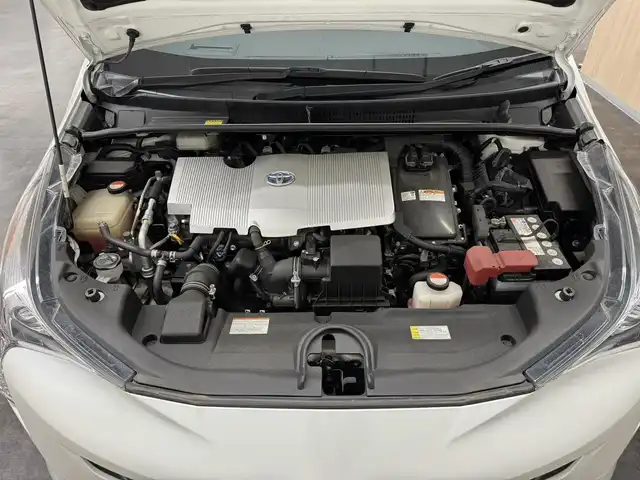 トヨタ プリウス A 三重県 2016(平28)年 10.3万km ホワイトパールクリスタルシャイン ハイブリッド/FF/インパネCVT/純正 9インチナビ DSZT-YC4T/（AM/FM/CD/DVD/SD/SDREC/Bluetooth/TV）/バックガイドモニター/ドライブレコーダー 前方/ビルトイン ETC/Toyota Safety Sense/・プリクラッシュセーフティ/・レーンディパーチャーアラート（ハンドル支援あり）/・レーダークルコン/・オートハイビーム/・インテリジェントクリアランスソナー［巻き込み警報機能付］/・シンプルインテリジェントパーキングアシスト/・【OP】ITS Connect/など/装備/・内装色『クールグレー』/・カラーヘッドアップディスプレイ/・オートライト/・LED ヘッドランプ＆フロントフォグランプ/・【OP】ナビレディセット（バックカメラ、ステアリングスイッチ）/・オートエアコン/・純正15inAW（加飾ホイールカバー付）/・プッシュスタート/・スマートキーx2/・ウインカー付電動格納ドアミラー/・保/など