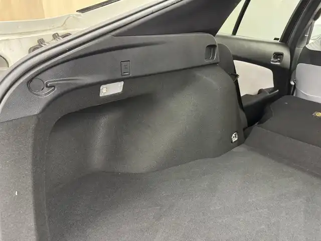 トヨタ プリウス A 三重県 2016(平28)年 10.3万km ホワイトパールクリスタルシャイン ハイブリッド/FF/インパネCVT/純正 9インチナビ DSZT-YC4T/（AM/FM/CD/DVD/SD/SDREC/Bluetooth/TV）/バックガイドモニター/ドライブレコーダー 前方/ビルトイン ETC/Toyota Safety Sense/・プリクラッシュセーフティ/・レーンディパーチャーアラート（ハンドル支援あり）/・レーダークルコン/・オートハイビーム/・インテリジェントクリアランスソナー［巻き込み警報機能付］/・シンプルインテリジェントパーキングアシスト/・【OP】ITS Connect/など/装備/・内装色『クールグレー』/・カラーヘッドアップディスプレイ/・オートライト/・LED ヘッドランプ＆フロントフォグランプ/・【OP】ナビレディセット（バックカメラ、ステアリングスイッチ）/・オートエアコン/・純正15inAW（加飾ホイールカバー付）/・プッシュスタート/・スマートキーx2/・ウインカー付電動格納ドアミラー/・保/など