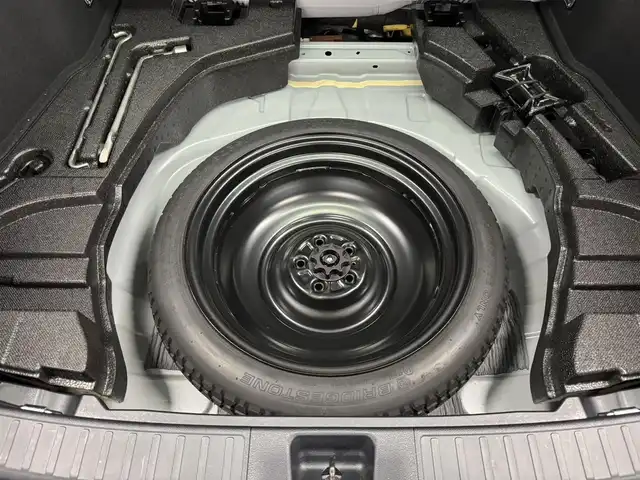 トヨタ プリウス A 三重県 2016(平28)年 10.3万km ホワイトパールクリスタルシャイン ハイブリッド/FF/インパネCVT/純正 9インチナビ DSZT-YC4T/（AM/FM/CD/DVD/SD/SDREC/Bluetooth/TV）/バックガイドモニター/ドライブレコーダー 前方/ビルトイン ETC/Toyota Safety Sense/・プリクラッシュセーフティ/・レーンディパーチャーアラート（ハンドル支援あり）/・レーダークルコン/・オートハイビーム/・インテリジェントクリアランスソナー［巻き込み警報機能付］/・シンプルインテリジェントパーキングアシスト/・【OP】ITS Connect/など/装備/・内装色『クールグレー』/・カラーヘッドアップディスプレイ/・オートライト/・LED ヘッドランプ＆フロントフォグランプ/・【OP】ナビレディセット（バックカメラ、ステアリングスイッチ）/・オートエアコン/・純正15inAW（加飾ホイールカバー付）/・プッシュスタート/・スマートキーx2/・ウインカー付電動格納ドアミラー/・保/など