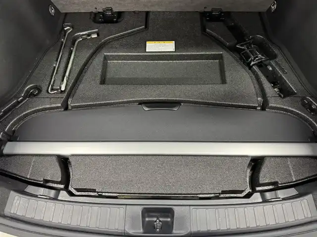 トヨタ プリウス A 三重県 2016(平28)年 10.3万km ホワイトパールクリスタルシャイン ハイブリッド/FF/インパネCVT/純正 9インチナビ DSZT-YC4T/（AM/FM/CD/DVD/SD/SDREC/Bluetooth/TV）/バックガイドモニター/ドライブレコーダー 前方/ビルトイン ETC/Toyota Safety Sense/・プリクラッシュセーフティ/・レーンディパーチャーアラート（ハンドル支援あり）/・レーダークルコン/・オートハイビーム/・インテリジェントクリアランスソナー［巻き込み警報機能付］/・シンプルインテリジェントパーキングアシスト/・【OP】ITS Connect/など/装備/・内装色『クールグレー』/・カラーヘッドアップディスプレイ/・オートライト/・LED ヘッドランプ＆フロントフォグランプ/・【OP】ナビレディセット（バックカメラ、ステアリングスイッチ）/・オートエアコン/・純正15inAW（加飾ホイールカバー付）/・プッシュスタート/・スマートキーx2/・ウインカー付電動格納ドアミラー/・保/など