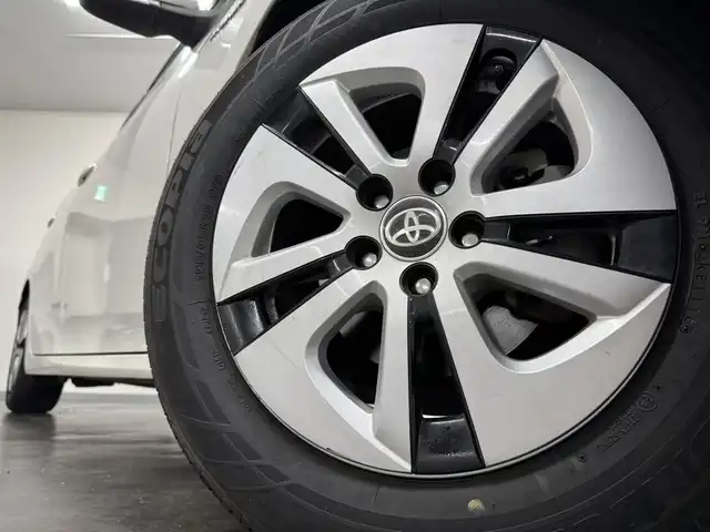 トヨタ プリウス A 三重県 2016(平28)年 10.3万km ホワイトパールクリスタルシャイン ハイブリッド/FF/インパネCVT/純正 9インチナビ DSZT-YC4T/（AM/FM/CD/DVD/SD/SDREC/Bluetooth/TV）/バックガイドモニター/ドライブレコーダー 前方/ビルトイン ETC/Toyota Safety Sense/・プリクラッシュセーフティ/・レーンディパーチャーアラート（ハンドル支援あり）/・レーダークルコン/・オートハイビーム/・インテリジェントクリアランスソナー［巻き込み警報機能付］/・シンプルインテリジェントパーキングアシスト/・【OP】ITS Connect/など/装備/・内装色『クールグレー』/・カラーヘッドアップディスプレイ/・オートライト/・LED ヘッドランプ＆フロントフォグランプ/・【OP】ナビレディセット（バックカメラ、ステアリングスイッチ）/・オートエアコン/・純正15inAW（加飾ホイールカバー付）/・プッシュスタート/・スマートキーx2/・ウインカー付電動格納ドアミラー/・保/など