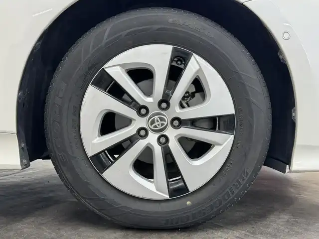 トヨタ プリウス A 三重県 2016(平28)年 10.3万km ホワイトパールクリスタルシャイン ハイブリッド/FF/インパネCVT/純正 9インチナビ DSZT-YC4T/（AM/FM/CD/DVD/SD/SDREC/Bluetooth/TV）/バックガイドモニター/ドライブレコーダー 前方/ビルトイン ETC/Toyota Safety Sense/・プリクラッシュセーフティ/・レーンディパーチャーアラート（ハンドル支援あり）/・レーダークルコン/・オートハイビーム/・インテリジェントクリアランスソナー［巻き込み警報機能付］/・シンプルインテリジェントパーキングアシスト/・【OP】ITS Connect/など/装備/・内装色『クールグレー』/・カラーヘッドアップディスプレイ/・オートライト/・LED ヘッドランプ＆フロントフォグランプ/・【OP】ナビレディセット（バックカメラ、ステアリングスイッチ）/・オートエアコン/・純正15inAW（加飾ホイールカバー付）/・プッシュスタート/・スマートキーx2/・ウインカー付電動格納ドアミラー/・保/など