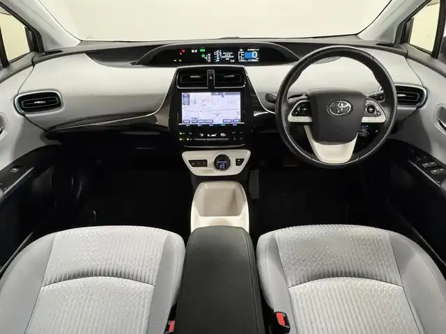 トヨタ プリウス A 三重県 2016(平28)年 10.3万km ホワイトパールクリスタルシャイン ハイブリッド/FF/インパネCVT/純正 9インチナビ DSZT-YC4T/（AM/FM/CD/DVD/SD/SDREC/Bluetooth/TV）/バックガイドモニター/ドライブレコーダー 前方/ビルトイン ETC/Toyota Safety Sense/・プリクラッシュセーフティ/・レーンディパーチャーアラート（ハンドル支援あり）/・レーダークルコン/・オートハイビーム/・インテリジェントクリアランスソナー［巻き込み警報機能付］/・シンプルインテリジェントパーキングアシスト/・【OP】ITS Connect/など/装備/・内装色『クールグレー』/・カラーヘッドアップディスプレイ/・オートライト/・LED ヘッドランプ＆フロントフォグランプ/・【OP】ナビレディセット（バックカメラ、ステアリングスイッチ）/・オートエアコン/・純正15inAW（加飾ホイールカバー付）/・プッシュスタート/・スマートキーx2/・ウインカー付電動格納ドアミラー/・保/など