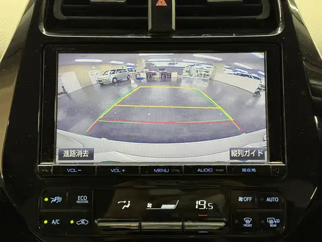 トヨタ プリウス A 三重県 2016(平28)年 10.3万km ホワイトパールクリスタルシャイン ハイブリッド/FF/インパネCVT/純正 9インチナビ DSZT-YC4T/（AM/FM/CD/DVD/SD/SDREC/Bluetooth/TV）/バックガイドモニター/ドライブレコーダー 前方/ビルトイン ETC/Toyota Safety Sense/・プリクラッシュセーフティ/・レーンディパーチャーアラート（ハンドル支援あり）/・レーダークルコン/・オートハイビーム/・インテリジェントクリアランスソナー［巻き込み警報機能付］/・シンプルインテリジェントパーキングアシスト/・【OP】ITS Connect/など/装備/・内装色『クールグレー』/・カラーヘッドアップディスプレイ/・オートライト/・LED ヘッドランプ＆フロントフォグランプ/・【OP】ナビレディセット（バックカメラ、ステアリングスイッチ）/・オートエアコン/・純正15inAW（加飾ホイールカバー付）/・プッシュスタート/・スマートキーx2/・ウインカー付電動格納ドアミラー/・保/など