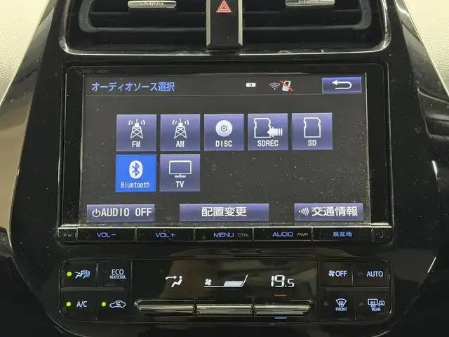 トヨタ プリウス A 三重県 2016(平28)年 10.3万km ホワイトパールクリスタルシャイン ハイブリッド/FF/インパネCVT/純正 9インチナビ DSZT-YC4T/（AM/FM/CD/DVD/SD/SDREC/Bluetooth/TV）/バックガイドモニター/ドライブレコーダー 前方/ビルトイン ETC/Toyota Safety Sense/・プリクラッシュセーフティ/・レーンディパーチャーアラート（ハンドル支援あり）/・レーダークルコン/・オートハイビーム/・インテリジェントクリアランスソナー［巻き込み警報機能付］/・シンプルインテリジェントパーキングアシスト/・【OP】ITS Connect/など/装備/・内装色『クールグレー』/・カラーヘッドアップディスプレイ/・オートライト/・LED ヘッドランプ＆フロントフォグランプ/・【OP】ナビレディセット（バックカメラ、ステアリングスイッチ）/・オートエアコン/・純正15inAW（加飾ホイールカバー付）/・プッシュスタート/・スマートキーx2/・ウインカー付電動格納ドアミラー/・保/など