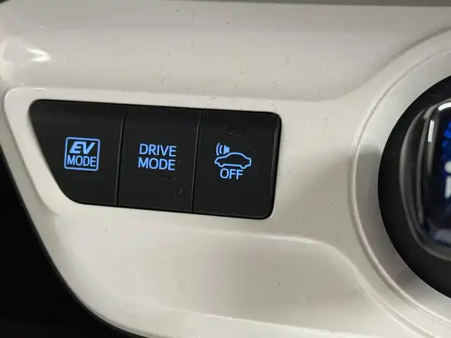 トヨタ プリウス A 三重県 2016(平28)年 10.3万km ホワイトパールクリスタルシャイン ハイブリッド/FF/インパネCVT/純正 9インチナビ DSZT-YC4T/（AM/FM/CD/DVD/SD/SDREC/Bluetooth/TV）/バックガイドモニター/ドライブレコーダー 前方/ビルトイン ETC/Toyota Safety Sense/・プリクラッシュセーフティ/・レーンディパーチャーアラート（ハンドル支援あり）/・レーダークルコン/・オートハイビーム/・インテリジェントクリアランスソナー［巻き込み警報機能付］/・シンプルインテリジェントパーキングアシスト/・【OP】ITS Connect/など/装備/・内装色『クールグレー』/・カラーヘッドアップディスプレイ/・オートライト/・LED ヘッドランプ＆フロントフォグランプ/・【OP】ナビレディセット（バックカメラ、ステアリングスイッチ）/・オートエアコン/・純正15inAW（加飾ホイールカバー付）/・プッシュスタート/・スマートキーx2/・ウインカー付電動格納ドアミラー/・保/など