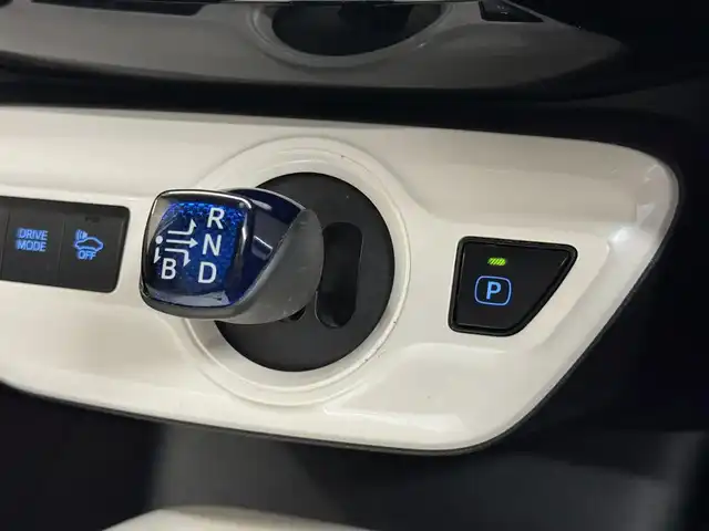 トヨタ プリウス A 三重県 2016(平28)年 10.3万km ホワイトパールクリスタルシャイン ハイブリッド/FF/インパネCVT/純正 9インチナビ DSZT-YC4T/（AM/FM/CD/DVD/SD/SDREC/Bluetooth/TV）/バックガイドモニター/ドライブレコーダー 前方/ビルトイン ETC/Toyota Safety Sense/・プリクラッシュセーフティ/・レーンディパーチャーアラート（ハンドル支援あり）/・レーダークルコン/・オートハイビーム/・インテリジェントクリアランスソナー［巻き込み警報機能付］/・シンプルインテリジェントパーキングアシスト/・【OP】ITS Connect/など/装備/・内装色『クールグレー』/・カラーヘッドアップディスプレイ/・オートライト/・LED ヘッドランプ＆フロントフォグランプ/・【OP】ナビレディセット（バックカメラ、ステアリングスイッチ）/・オートエアコン/・純正15inAW（加飾ホイールカバー付）/・プッシュスタート/・スマートキーx2/・ウインカー付電動格納ドアミラー/・保/など