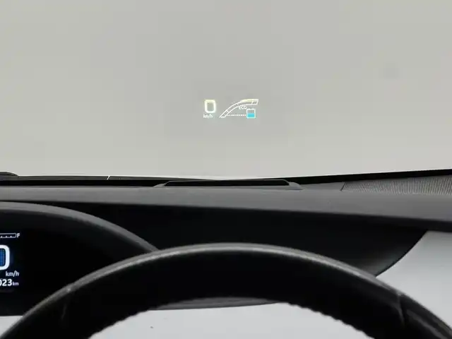 トヨタ プリウス A 三重県 2016(平28)年 10.3万km ホワイトパールクリスタルシャイン ハイブリッド/FF/インパネCVT/純正 9インチナビ DSZT-YC4T/（AM/FM/CD/DVD/SD/SDREC/Bluetooth/TV）/バックガイドモニター/ドライブレコーダー 前方/ビルトイン ETC/Toyota Safety Sense/・プリクラッシュセーフティ/・レーンディパーチャーアラート（ハンドル支援あり）/・レーダークルコン/・オートハイビーム/・インテリジェントクリアランスソナー［巻き込み警報機能付］/・シンプルインテリジェントパーキングアシスト/・【OP】ITS Connect/など/装備/・内装色『クールグレー』/・カラーヘッドアップディスプレイ/・オートライト/・LED ヘッドランプ＆フロントフォグランプ/・【OP】ナビレディセット（バックカメラ、ステアリングスイッチ）/・オートエアコン/・純正15inAW（加飾ホイールカバー付）/・プッシュスタート/・スマートキーx2/・ウインカー付電動格納ドアミラー/・保/など