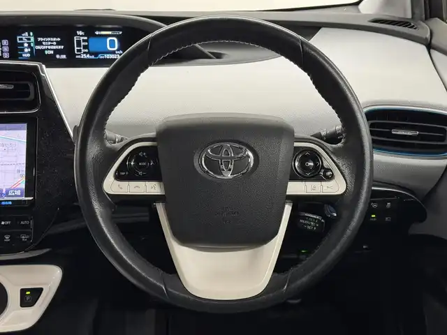 トヨタ プリウス A 三重県 2016(平28)年 10.3万km ホワイトパールクリスタルシャイン ハイブリッド/FF/インパネCVT/純正 9インチナビ DSZT-YC4T/（AM/FM/CD/DVD/SD/SDREC/Bluetooth/TV）/バックガイドモニター/ドライブレコーダー 前方/ビルトイン ETC/Toyota Safety Sense/・プリクラッシュセーフティ/・レーンディパーチャーアラート（ハンドル支援あり）/・レーダークルコン/・オートハイビーム/・インテリジェントクリアランスソナー［巻き込み警報機能付］/・シンプルインテリジェントパーキングアシスト/・【OP】ITS Connect/など/装備/・内装色『クールグレー』/・カラーヘッドアップディスプレイ/・オートライト/・LED ヘッドランプ＆フロントフォグランプ/・【OP】ナビレディセット（バックカメラ、ステアリングスイッチ）/・オートエアコン/・純正15inAW（加飾ホイールカバー付）/・プッシュスタート/・スマートキーx2/・ウインカー付電動格納ドアミラー/・保/など