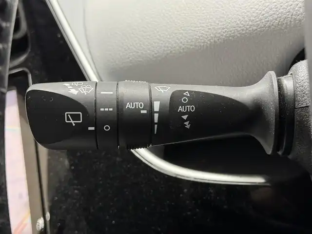 トヨタ プリウス A 三重県 2016(平28)年 10.3万km ホワイトパールクリスタルシャイン ハイブリッド/FF/インパネCVT/純正 9インチナビ DSZT-YC4T/（AM/FM/CD/DVD/SD/SDREC/Bluetooth/TV）/バックガイドモニター/ドライブレコーダー 前方/ビルトイン ETC/Toyota Safety Sense/・プリクラッシュセーフティ/・レーンディパーチャーアラート（ハンドル支援あり）/・レーダークルコン/・オートハイビーム/・インテリジェントクリアランスソナー［巻き込み警報機能付］/・シンプルインテリジェントパーキングアシスト/・【OP】ITS Connect/など/装備/・内装色『クールグレー』/・カラーヘッドアップディスプレイ/・オートライト/・LED ヘッドランプ＆フロントフォグランプ/・【OP】ナビレディセット（バックカメラ、ステアリングスイッチ）/・オートエアコン/・純正15inAW（加飾ホイールカバー付）/・プッシュスタート/・スマートキーx2/・ウインカー付電動格納ドアミラー/・保/など