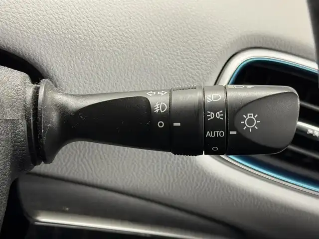 トヨタ プリウス A 三重県 2016(平28)年 10.3万km ホワイトパールクリスタルシャイン ハイブリッド/FF/インパネCVT/純正 9インチナビ DSZT-YC4T/（AM/FM/CD/DVD/SD/SDREC/Bluetooth/TV）/バックガイドモニター/ドライブレコーダー 前方/ビルトイン ETC/Toyota Safety Sense/・プリクラッシュセーフティ/・レーンディパーチャーアラート（ハンドル支援あり）/・レーダークルコン/・オートハイビーム/・インテリジェントクリアランスソナー［巻き込み警報機能付］/・シンプルインテリジェントパーキングアシスト/・【OP】ITS Connect/など/装備/・内装色『クールグレー』/・カラーヘッドアップディスプレイ/・オートライト/・LED ヘッドランプ＆フロントフォグランプ/・【OP】ナビレディセット（バックカメラ、ステアリングスイッチ）/・オートエアコン/・純正15inAW（加飾ホイールカバー付）/・プッシュスタート/・スマートキーx2/・ウインカー付電動格納ドアミラー/・保/など