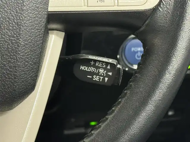 トヨタ プリウス A 三重県 2016(平28)年 10.3万km ホワイトパールクリスタルシャイン ハイブリッド/FF/インパネCVT/純正 9インチナビ DSZT-YC4T/（AM/FM/CD/DVD/SD/SDREC/Bluetooth/TV）/バックガイドモニター/ドライブレコーダー 前方/ビルトイン ETC/Toyota Safety Sense/・プリクラッシュセーフティ/・レーンディパーチャーアラート（ハンドル支援あり）/・レーダークルコン/・オートハイビーム/・インテリジェントクリアランスソナー［巻き込み警報機能付］/・シンプルインテリジェントパーキングアシスト/・【OP】ITS Connect/など/装備/・内装色『クールグレー』/・カラーヘッドアップディスプレイ/・オートライト/・LED ヘッドランプ＆フロントフォグランプ/・【OP】ナビレディセット（バックカメラ、ステアリングスイッチ）/・オートエアコン/・純正15inAW（加飾ホイールカバー付）/・プッシュスタート/・スマートキーx2/・ウインカー付電動格納ドアミラー/・保/など