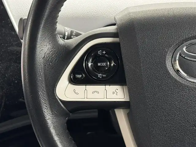 トヨタ プリウス A 三重県 2016(平28)年 10.3万km ホワイトパールクリスタルシャイン ハイブリッド/FF/インパネCVT/純正 9インチナビ DSZT-YC4T/（AM/FM/CD/DVD/SD/SDREC/Bluetooth/TV）/バックガイドモニター/ドライブレコーダー 前方/ビルトイン ETC/Toyota Safety Sense/・プリクラッシュセーフティ/・レーンディパーチャーアラート（ハンドル支援あり）/・レーダークルコン/・オートハイビーム/・インテリジェントクリアランスソナー［巻き込み警報機能付］/・シンプルインテリジェントパーキングアシスト/・【OP】ITS Connect/など/装備/・内装色『クールグレー』/・カラーヘッドアップディスプレイ/・オートライト/・LED ヘッドランプ＆フロントフォグランプ/・【OP】ナビレディセット（バックカメラ、ステアリングスイッチ）/・オートエアコン/・純正15inAW（加飾ホイールカバー付）/・プッシュスタート/・スマートキーx2/・ウインカー付電動格納ドアミラー/・保/など