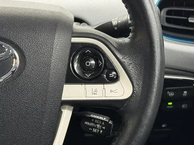 トヨタ プリウス A 三重県 2016(平28)年 10.3万km ホワイトパールクリスタルシャイン ハイブリッド/FF/インパネCVT/純正 9インチナビ DSZT-YC4T/（AM/FM/CD/DVD/SD/SDREC/Bluetooth/TV）/バックガイドモニター/ドライブレコーダー 前方/ビルトイン ETC/Toyota Safety Sense/・プリクラッシュセーフティ/・レーンディパーチャーアラート（ハンドル支援あり）/・レーダークルコン/・オートハイビーム/・インテリジェントクリアランスソナー［巻き込み警報機能付］/・シンプルインテリジェントパーキングアシスト/・【OP】ITS Connect/など/装備/・内装色『クールグレー』/・カラーヘッドアップディスプレイ/・オートライト/・LED ヘッドランプ＆フロントフォグランプ/・【OP】ナビレディセット（バックカメラ、ステアリングスイッチ）/・オートエアコン/・純正15inAW（加飾ホイールカバー付）/・プッシュスタート/・スマートキーx2/・ウインカー付電動格納ドアミラー/・保/など