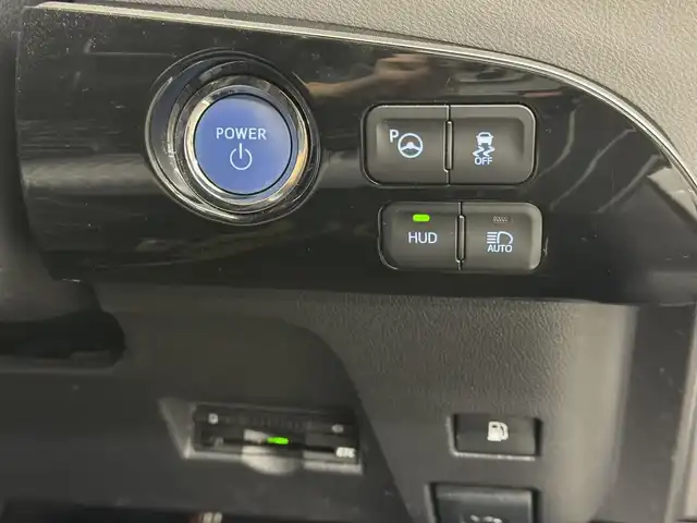 トヨタ プリウス A 三重県 2016(平28)年 10.3万km ホワイトパールクリスタルシャイン ハイブリッド/FF/インパネCVT/純正 9インチナビ DSZT-YC4T/（AM/FM/CD/DVD/SD/SDREC/Bluetooth/TV）/バックガイドモニター/ドライブレコーダー 前方/ビルトイン ETC/Toyota Safety Sense/・プリクラッシュセーフティ/・レーンディパーチャーアラート（ハンドル支援あり）/・レーダークルコン/・オートハイビーム/・インテリジェントクリアランスソナー［巻き込み警報機能付］/・シンプルインテリジェントパーキングアシスト/・【OP】ITS Connect/など/装備/・内装色『クールグレー』/・カラーヘッドアップディスプレイ/・オートライト/・LED ヘッドランプ＆フロントフォグランプ/・【OP】ナビレディセット（バックカメラ、ステアリングスイッチ）/・オートエアコン/・純正15inAW（加飾ホイールカバー付）/・プッシュスタート/・スマートキーx2/・ウインカー付電動格納ドアミラー/・保/など