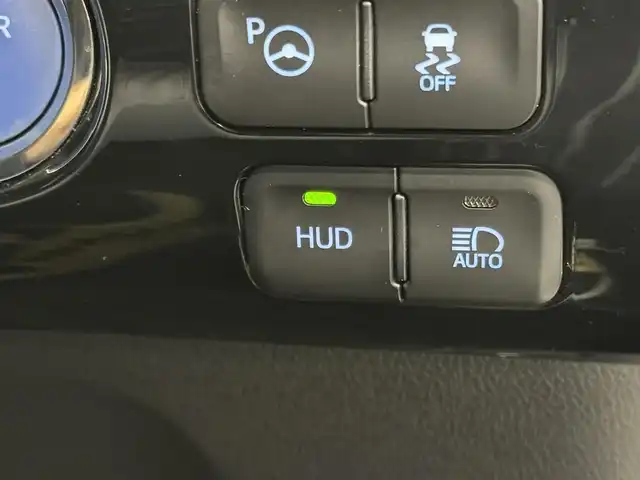 トヨタ プリウス A 三重県 2016(平28)年 10.3万km ホワイトパールクリスタルシャイン ハイブリッド/FF/インパネCVT/純正 9インチナビ DSZT-YC4T/（AM/FM/CD/DVD/SD/SDREC/Bluetooth/TV）/バックガイドモニター/ドライブレコーダー 前方/ビルトイン ETC/Toyota Safety Sense/・プリクラッシュセーフティ/・レーンディパーチャーアラート（ハンドル支援あり）/・レーダークルコン/・オートハイビーム/・インテリジェントクリアランスソナー［巻き込み警報機能付］/・シンプルインテリジェントパーキングアシスト/・【OP】ITS Connect/など/装備/・内装色『クールグレー』/・カラーヘッドアップディスプレイ/・オートライト/・LED ヘッドランプ＆フロントフォグランプ/・【OP】ナビレディセット（バックカメラ、ステアリングスイッチ）/・オートエアコン/・純正15inAW（加飾ホイールカバー付）/・プッシュスタート/・スマートキーx2/・ウインカー付電動格納ドアミラー/・保/など