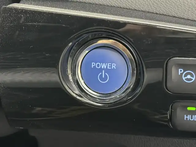 トヨタ プリウス A 三重県 2016(平28)年 10.3万km ホワイトパールクリスタルシャイン ハイブリッド/FF/インパネCVT/純正 9インチナビ DSZT-YC4T/（AM/FM/CD/DVD/SD/SDREC/Bluetooth/TV）/バックガイドモニター/ドライブレコーダー 前方/ビルトイン ETC/Toyota Safety Sense/・プリクラッシュセーフティ/・レーンディパーチャーアラート（ハンドル支援あり）/・レーダークルコン/・オートハイビーム/・インテリジェントクリアランスソナー［巻き込み警報機能付］/・シンプルインテリジェントパーキングアシスト/・【OP】ITS Connect/など/装備/・内装色『クールグレー』/・カラーヘッドアップディスプレイ/・オートライト/・LED ヘッドランプ＆フロントフォグランプ/・【OP】ナビレディセット（バックカメラ、ステアリングスイッチ）/・オートエアコン/・純正15inAW（加飾ホイールカバー付）/・プッシュスタート/・スマートキーx2/・ウインカー付電動格納ドアミラー/・保/など