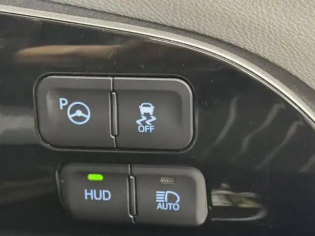 トヨタ プリウス A 三重県 2016(平28)年 10.3万km ホワイトパールクリスタルシャイン ハイブリッド/FF/インパネCVT/純正 9インチナビ DSZT-YC4T/（AM/FM/CD/DVD/SD/SDREC/Bluetooth/TV）/バックガイドモニター/ドライブレコーダー 前方/ビルトイン ETC/Toyota Safety Sense/・プリクラッシュセーフティ/・レーンディパーチャーアラート（ハンドル支援あり）/・レーダークルコン/・オートハイビーム/・インテリジェントクリアランスソナー［巻き込み警報機能付］/・シンプルインテリジェントパーキングアシスト/・【OP】ITS Connect/など/装備/・内装色『クールグレー』/・カラーヘッドアップディスプレイ/・オートライト/・LED ヘッドランプ＆フロントフォグランプ/・【OP】ナビレディセット（バックカメラ、ステアリングスイッチ）/・オートエアコン/・純正15inAW（加飾ホイールカバー付）/・プッシュスタート/・スマートキーx2/・ウインカー付電動格納ドアミラー/・保/など