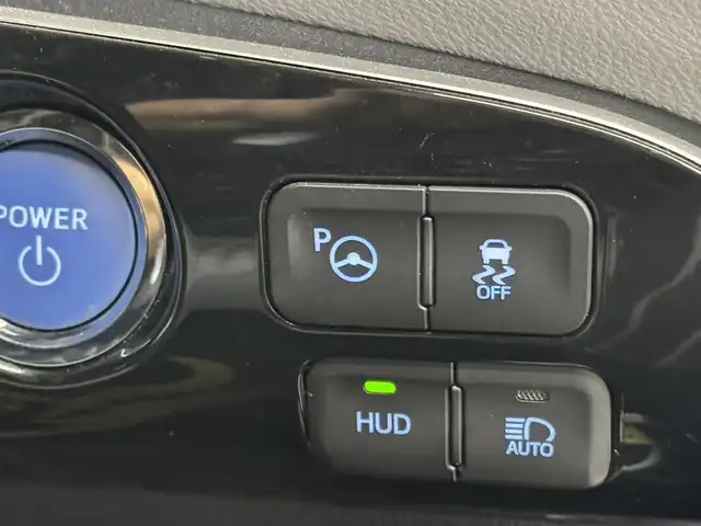 トヨタ プリウス A 三重県 2016(平28)年 10.3万km ホワイトパールクリスタルシャイン ハイブリッド/FF/インパネCVT/純正 9インチナビ DSZT-YC4T/（AM/FM/CD/DVD/SD/SDREC/Bluetooth/TV）/バックガイドモニター/ドライブレコーダー 前方/ビルトイン ETC/Toyota Safety Sense/・プリクラッシュセーフティ/・レーンディパーチャーアラート（ハンドル支援あり）/・レーダークルコン/・オートハイビーム/・インテリジェントクリアランスソナー［巻き込み警報機能付］/・シンプルインテリジェントパーキングアシスト/・【OP】ITS Connect/など/装備/・内装色『クールグレー』/・カラーヘッドアップディスプレイ/・オートライト/・LED ヘッドランプ＆フロントフォグランプ/・【OP】ナビレディセット（バックカメラ、ステアリングスイッチ）/・オートエアコン/・純正15inAW（加飾ホイールカバー付）/・プッシュスタート/・スマートキーx2/・ウインカー付電動格納ドアミラー/・保/など