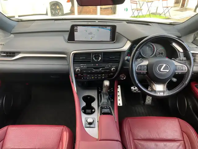 レクサス ＲＸ 200t Fスポーツ 山口県 2017(平29)年 6.9万km ホワイトノーヴァガラスフレーク 純正SDナビ・フルセグTV/サイド・バックカメラ/パノラマガラスサンルーフ/赤レザーシート/・パワーシート/・シートベンチレーション/・シートヒーター/ステアリングヒーター/レーダークルーズコントロール/プリクラッシュセーフティ/レーンキープアシスト/ブラインドスポットモニター/ヘッドアップディスプレイ/インテリジェントクリアランスソナー/パワーバックドア/LEDオートライト/LEDフォグ/スマートキー、カードキー/ETC2.0