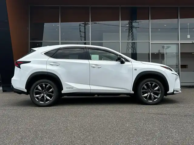 レクサス ＮＸ 300h Fスポーツ 富山県 2015(平27)年 7.9万km ホワイトノーヴァガラスフレーク 純正ナビ（TV/CD/DVD/BT/AMFM/USB/AUX)/パワーバックバックドア/前席パワーシート/ハンドルヒーター/クルーズコントロール（追従あり）/ETC/プッシュスタート/スマートキー（スペア1本）/純正18インチホイール/前席シートヒーター/サンルーフ/純正フロアマット/衝突軽減ブレーキ/横滑り防止