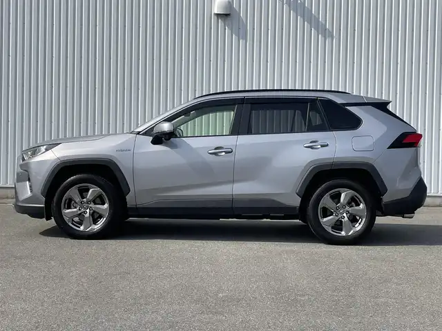 トヨタ ＲＡＶ４ ハイブリッドG 福岡県 2019(令1)年 1.7万km シルバーメタリック 黒革シート/純正９インチナビ（ＮＳＺＴ－Ｙ６８Ｔ）/フルセグTV/CD/DVD/BT/SD/AM/FM/バックカメラ/衝突軽減/LTA/ルーフレール/ＢＳＭ/レーダークルーズコントロール/パワーバックドア/デジタルインナーミラー/前席シートヒーター/シートメモリー/D席パワーシート/ステアリングヒーター/オートハイビーム/電動パーキング/ブレーキホールド/ビルトインETC/スマートキー/プッシュスタート/AC100V/ステアリングリモコン/LEDオートライト