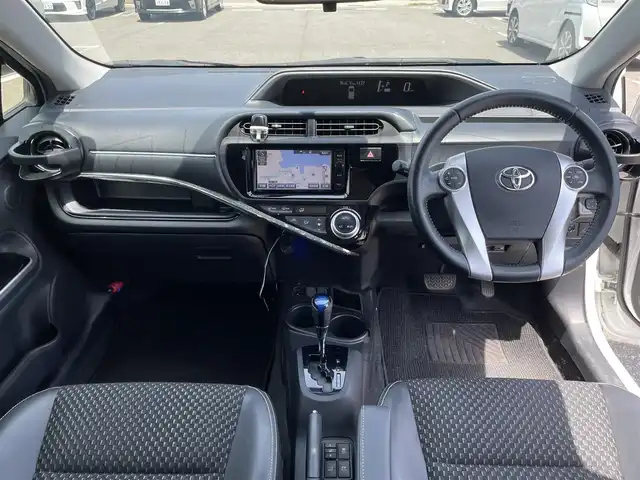 トヨタ アクア X－URBAN 石川県 2015(平27)年 7.7万km スーパーホワイトⅡ ワンオーナー/トヨタセーフティーセンス/・EBD（電子制動力配分制御）付ABS＆ブレーキアシスト/・VSC＆TRC（車両安定制御システム＆トラクションコントロール）/・ECB（電子制御ブレーキシステム）/・ヒルスタートアシストコントロール/・車両接近通報装置/・緊急ブレーキシグナル（ハザードランプ点滅式）/純正メモリナビゲーション/【CD・DVD・SD・Bluetooth・フルセグTV】/型番：NSZN-W64T/バックカメラ/ビルトインETC /ステアリングリモコン/ハーフレザーシート/・シートヒーター(運転席/助手席)/プッシュスタート/・スマートキー/電動格納ミラー/LEDヘッドライト/・オートライト/・オートマチックハイビーム/・フォグライト/ルーフレール/純正フロアマット/取扱説明書/保証書