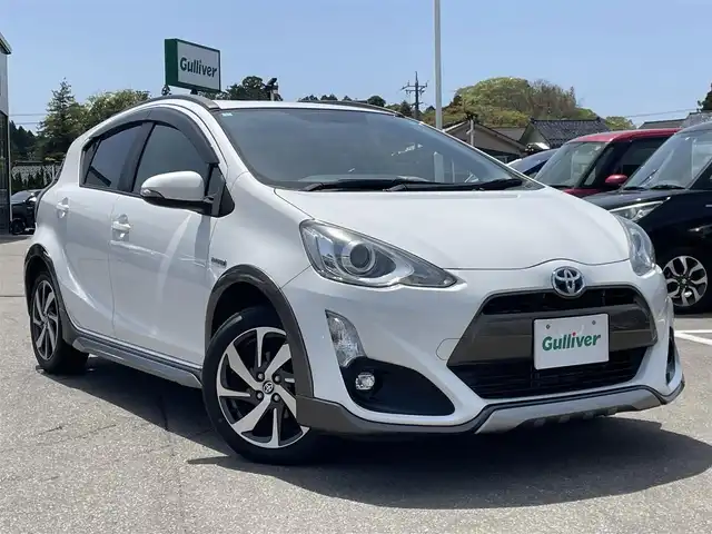 トヨタ アクア X－URBAN 石川県 2015(平27)年 7.7万km スーパーホワイトⅡ ワンオーナー/トヨタセーフティーセンス/・EBD（電子制動力配分制御）付ABS＆ブレーキアシスト/・VSC＆TRC（車両安定制御システム＆トラクションコントロール）/・ECB（電子制御ブレーキシステム）/・ヒルスタートアシストコントロール/・車両接近通報装置/・緊急ブレーキシグナル（ハザードランプ点滅式）/純正メモリナビゲーション/【CD・DVD・SD・Bluetooth・フルセグTV】/型番：NSZN-W64T/バックカメラ/ビルトインETC /ステアリングリモコン/ハーフレザーシート/・シートヒーター(運転席/助手席)/プッシュスタート/・スマートキー/電動格納ミラー/LEDヘッドライト/・オートライト/・オートマチックハイビーム/・フォグライト/ルーフレール/純正フロアマット/取扱説明書/保証書