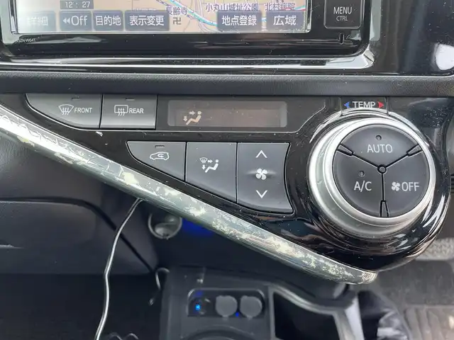 トヨタ アクア X－URBAN 石川県 2015(平27)年 7.7万km スーパーホワイトⅡ ワンオーナー/トヨタセーフティーセンス/・EBD（電子制動力配分制御）付ABS＆ブレーキアシスト/・VSC＆TRC（車両安定制御システム＆トラクションコントロール）/・ECB（電子制御ブレーキシステム）/・ヒルスタートアシストコントロール/・車両接近通報装置/・緊急ブレーキシグナル（ハザードランプ点滅式）/純正メモリナビゲーション/【CD・DVD・SD・Bluetooth・フルセグTV】/型番：NSZN-W64T/バックカメラ/ビルトインETC /ステアリングリモコン/ハーフレザーシート/・シートヒーター(運転席/助手席)/プッシュスタート/・スマートキー/電動格納ミラー/LEDヘッドライト/・オートライト/・オートマチックハイビーム/・フォグライト/ルーフレール/純正フロアマット/取扱説明書/保証書