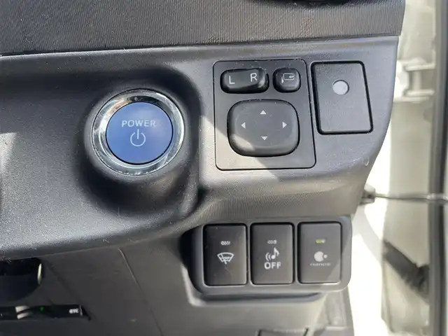 トヨタ アクア X－URBAN 石川県 2015(平27)年 7.7万km スーパーホワイトⅡ ワンオーナー/トヨタセーフティーセンス/・EBD（電子制動力配分制御）付ABS＆ブレーキアシスト/・VSC＆TRC（車両安定制御システム＆トラクションコントロール）/・ECB（電子制御ブレーキシステム）/・ヒルスタートアシストコントロール/・車両接近通報装置/・緊急ブレーキシグナル（ハザードランプ点滅式）/純正メモリナビゲーション/【CD・DVD・SD・Bluetooth・フルセグTV】/型番：NSZN-W64T/バックカメラ/ビルトインETC /ステアリングリモコン/ハーフレザーシート/・シートヒーター(運転席/助手席)/プッシュスタート/・スマートキー/電動格納ミラー/LEDヘッドライト/・オートライト/・オートマチックハイビーム/・フォグライト/ルーフレール/純正フロアマット/取扱説明書/保証書