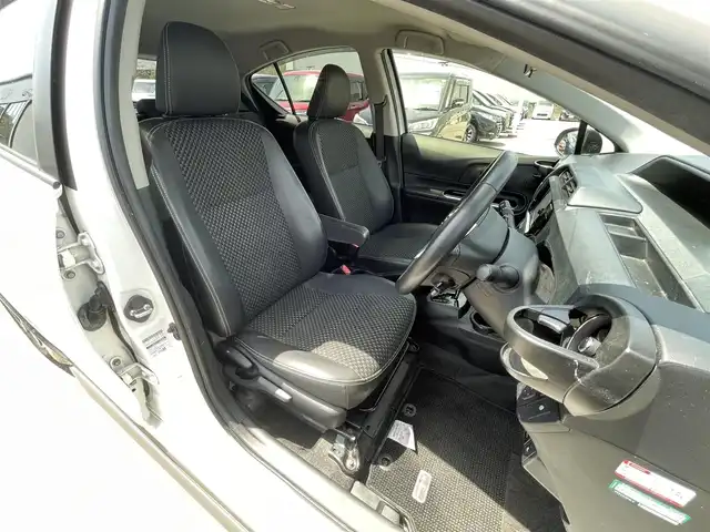 トヨタ アクア X－URBAN 石川県 2015(平27)年 7.7万km スーパーホワイトⅡ ワンオーナー/トヨタセーフティーセンス/・EBD（電子制動力配分制御）付ABS＆ブレーキアシスト/・VSC＆TRC（車両安定制御システム＆トラクションコントロール）/・ECB（電子制御ブレーキシステム）/・ヒルスタートアシストコントロール/・車両接近通報装置/・緊急ブレーキシグナル（ハザードランプ点滅式）/純正メモリナビゲーション/【CD・DVD・SD・Bluetooth・フルセグTV】/型番：NSZN-W64T/バックカメラ/ビルトインETC /ステアリングリモコン/ハーフレザーシート/・シートヒーター(運転席/助手席)/プッシュスタート/・スマートキー/電動格納ミラー/LEDヘッドライト/・オートライト/・オートマチックハイビーム/・フォグライト/ルーフレール/純正フロアマット/取扱説明書/保証書