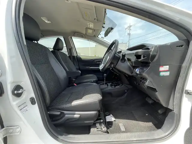 トヨタ アクア X－URBAN 石川県 2015(平27)年 7.7万km スーパーホワイトⅡ ワンオーナー/トヨタセーフティーセンス/・EBD（電子制動力配分制御）付ABS＆ブレーキアシスト/・VSC＆TRC（車両安定制御システム＆トラクションコントロール）/・ECB（電子制御ブレーキシステム）/・ヒルスタートアシストコントロール/・車両接近通報装置/・緊急ブレーキシグナル（ハザードランプ点滅式）/純正メモリナビゲーション/【CD・DVD・SD・Bluetooth・フルセグTV】/型番：NSZN-W64T/バックカメラ/ビルトインETC /ステアリングリモコン/ハーフレザーシート/・シートヒーター(運転席/助手席)/プッシュスタート/・スマートキー/電動格納ミラー/LEDヘッドライト/・オートライト/・オートマチックハイビーム/・フォグライト/ルーフレール/純正フロアマット/取扱説明書/保証書
