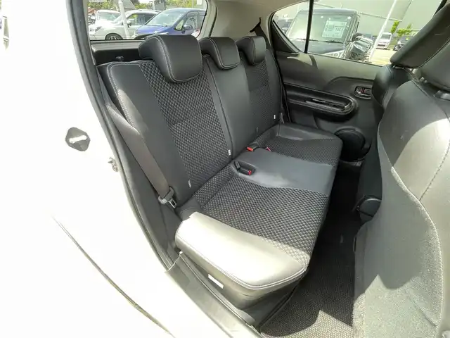 トヨタ アクア X－URBAN 石川県 2015(平27)年 7.7万km スーパーホワイトⅡ ワンオーナー/トヨタセーフティーセンス/・EBD（電子制動力配分制御）付ABS＆ブレーキアシスト/・VSC＆TRC（車両安定制御システム＆トラクションコントロール）/・ECB（電子制御ブレーキシステム）/・ヒルスタートアシストコントロール/・車両接近通報装置/・緊急ブレーキシグナル（ハザードランプ点滅式）/純正メモリナビゲーション/【CD・DVD・SD・Bluetooth・フルセグTV】/型番：NSZN-W64T/バックカメラ/ビルトインETC /ステアリングリモコン/ハーフレザーシート/・シートヒーター(運転席/助手席)/プッシュスタート/・スマートキー/電動格納ミラー/LEDヘッドライト/・オートライト/・オートマチックハイビーム/・フォグライト/ルーフレール/純正フロアマット/取扱説明書/保証書